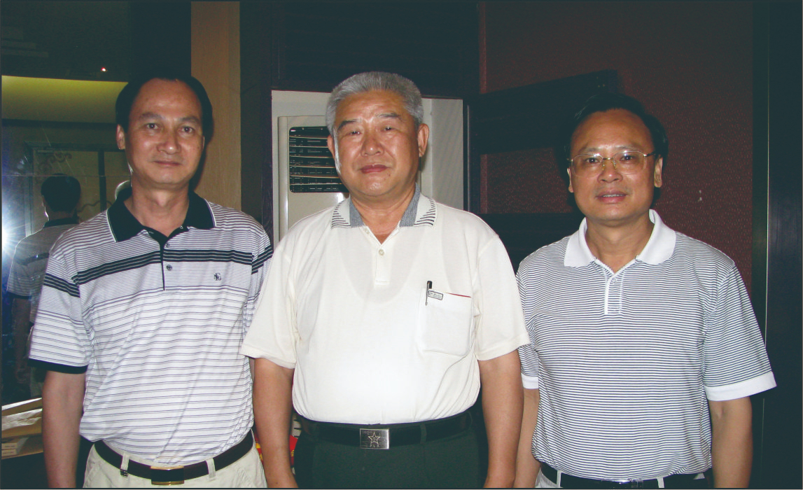 廣西區(qū)發(fā)改委領(lǐng)導(dǎo)陪同中國人民解放軍總參謀部政治部主任賈雪陽軍（照片中）到公司實(shí)地考察，并給予“好安節(jié)電器”高度評價(jià)
